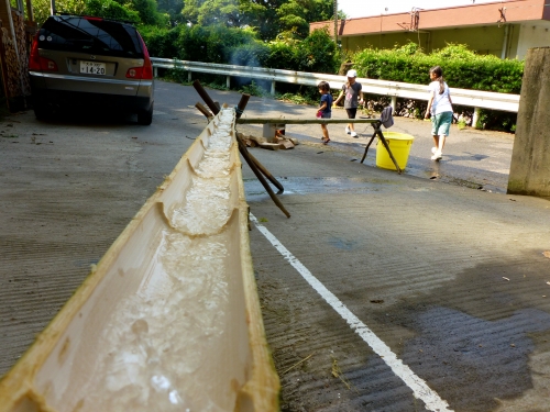 竹に水を流す