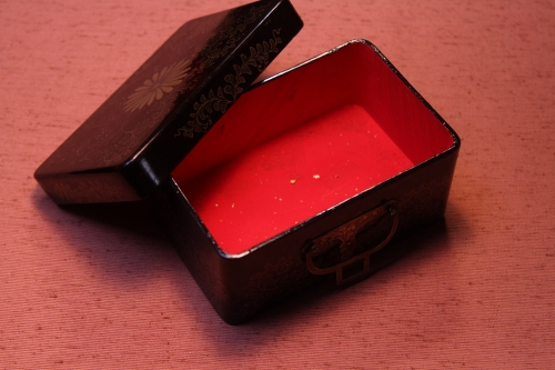 箱の内側は赤く塗っています。