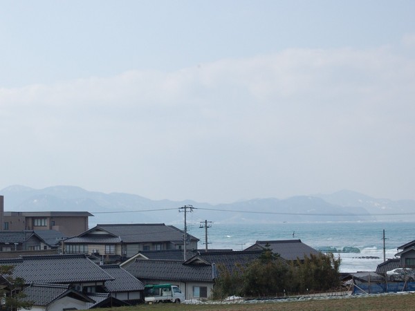 まっすぐ行くと海も