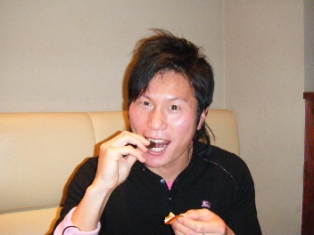お土産食べる