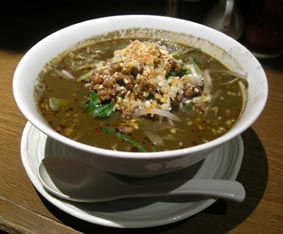 明白の黒ごま担々麺