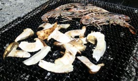 焼く松茸と海老