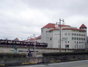 宝塚劇場と電車