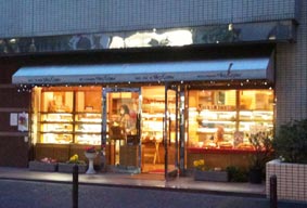 シェ・カザマの店先