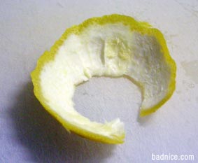 レモンの皮むく