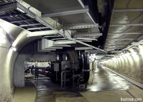 二手に別れるトンネル