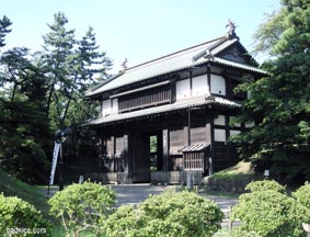 弘前城東門入り口