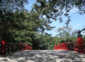 堀にかかる赤い橋