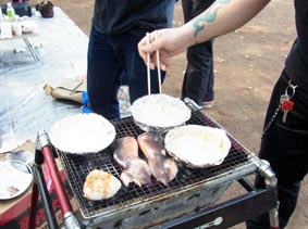 イカを焼く