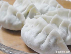 餃子包む