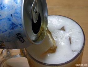 アイスビールそそぐ