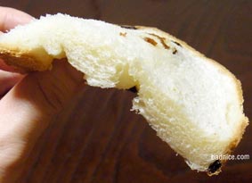 焼き立てレーズンパン切る