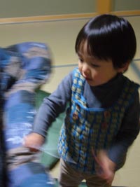 2歳の宝君は元気いっぱい。走り回って写真を撮らせてくれません!