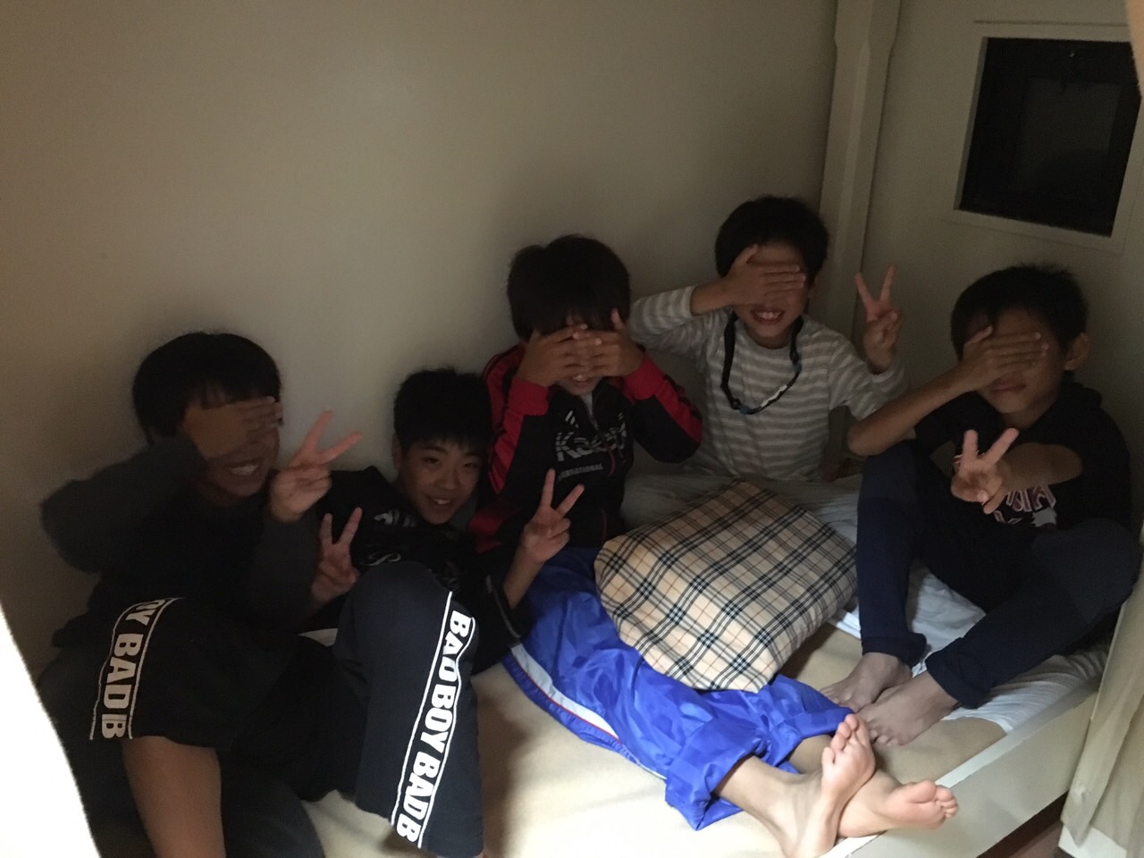 小学生　合宿　裸足 