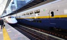 北陸新幹線あさま号(左側の車両)東京駅にて撮影