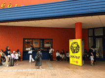 四季劇場(夏)正面玄関前.gif