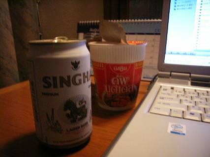 またスカイブルーガールが来ると嫌なので、マッサージ諦めSHINGHAビールを飲む。
