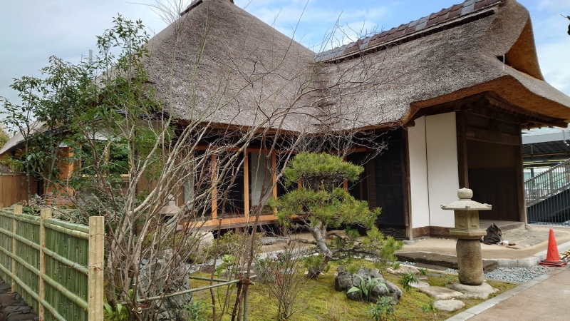 茅葺屋根の古民家の中庭完成。 | 庭師の日記「日々是好日」
