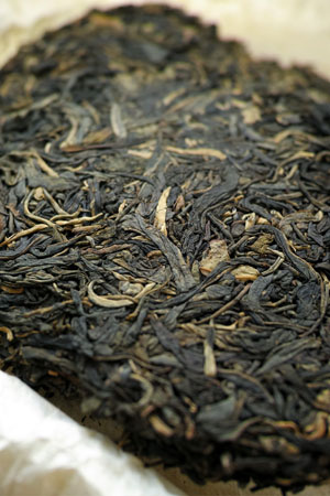 越境野生青餅2010年プーアル茶