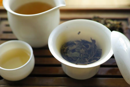 越境野生青餅2010年プーアル茶