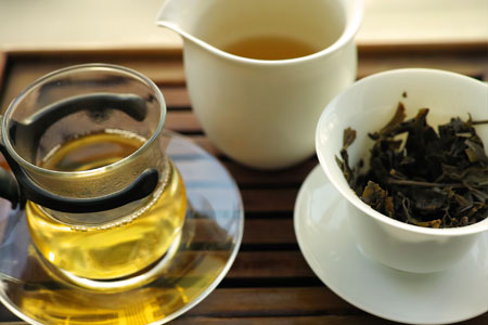 弯弓の黄片の餅茶2012年プーアル茶