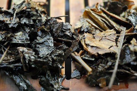 昆明老方磚92年プーアル茶と沈香黄片老茶磚80年代プーアル茶