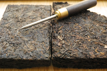 大益銷台A熟茶磚96年と中茶牌7581雷射磚02年
