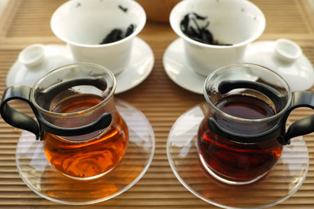 大益銷台A熟茶磚96年と中茶牌7581雷射磚02