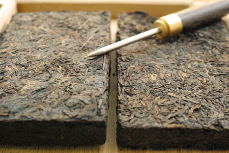 大益銷台A熟茶磚96年と中茶牌7581雷射磚02