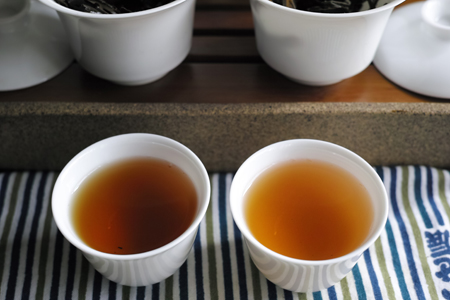 寿眉2003年白茶と易昌號大漆樹圓茶04年プーアル茶