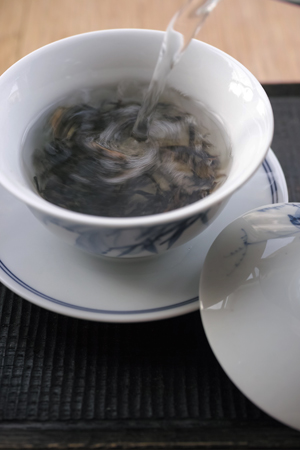 越境野生青餅2010年プーアル茶