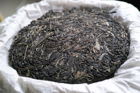 漫撒古樹青餅2013年・青印プーアル茶