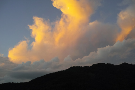 易武山の山と空