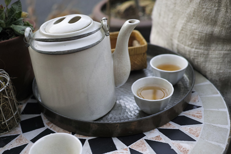 庭でお茶