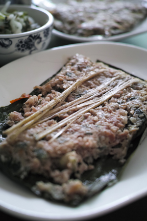 豚脳バナナの葉包み焼き