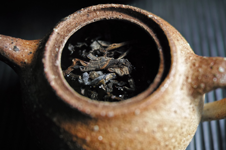 茶壺に湯を注いだ後から茶葉を投入