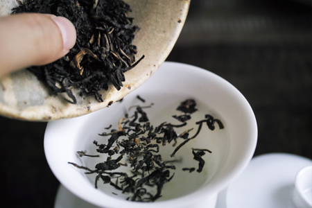 湯を注いでから茶葉を投入