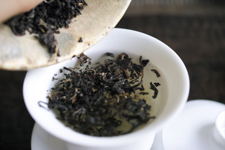 湯を注いでから茶葉を投入