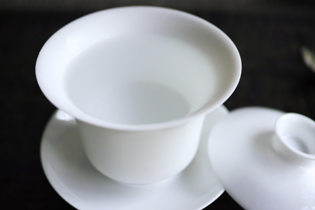 蓋碗に先に湯を注いでおく