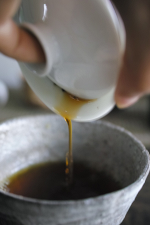 杯に注ぐ