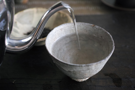 茶碗に湯を張る