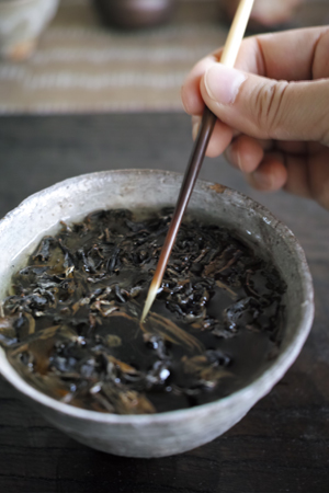 茶針で茶葉をつつく