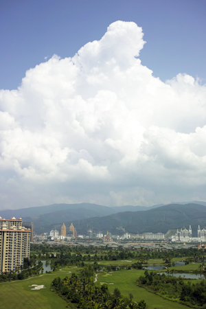 まだ夏の雲