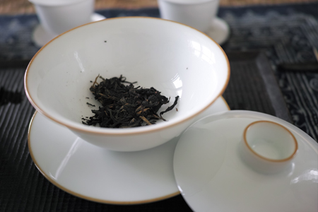 白磁の蓋碗に茶葉