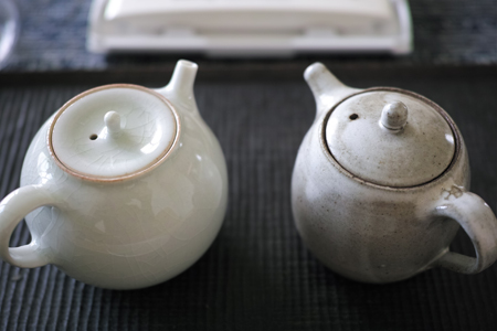 景徳鎮の青磁の茶壺とチェコ土の茶壺