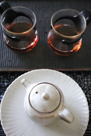 チェコ土の茶壺一煎め