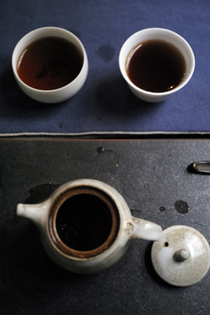 茶学人を見ない