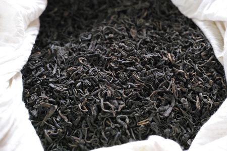 渥堆発酵の黒く変色した茶葉