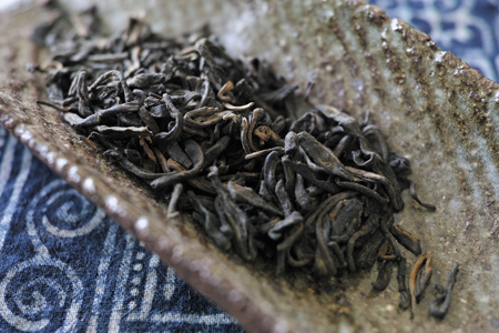 熟茶のようになった茶葉