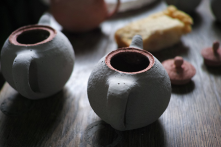 チェコ土の茶壺釉薬をかけているところ